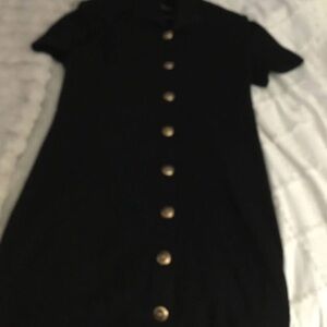 St -John Dress 🖤 Timeless Elegance in Every Button
Size 8